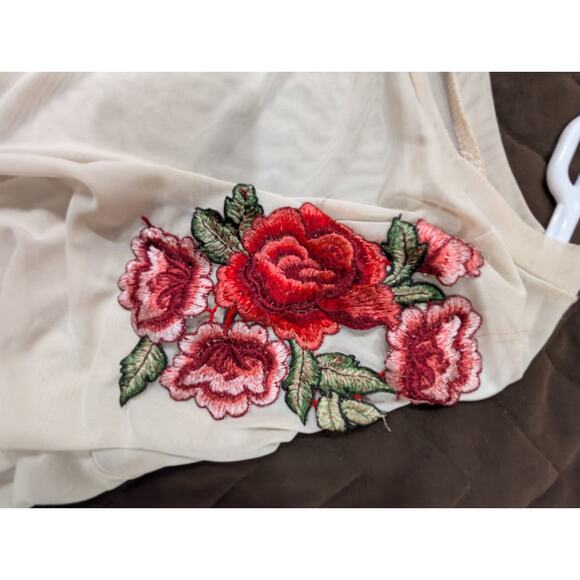 Pretty semi sheer cream short sleeve top w/rose applique embellishments size M - Picture 8 of 9